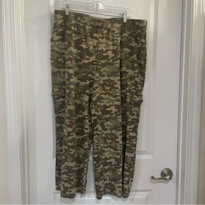D & co Beach ladies cropped Camo stretch loose pants‎ size XLP.